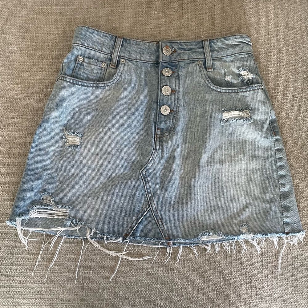 Urban Outfitters BDG Size Medium Light Wash Distressed Denim Skirt buttons